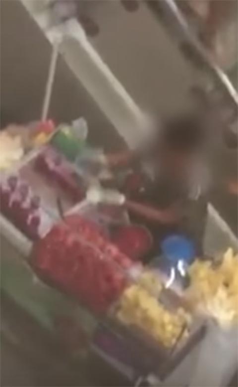 พ่อค้าน้ำทับทิมทำเนียนเอาขวดเก่ามาใช้ซ้ำไม่ล้าง พ่อค้าน้ำทับทิมทำเนียนเอาขวดเก่ามาใช้ซ้ำไม่ล้าง