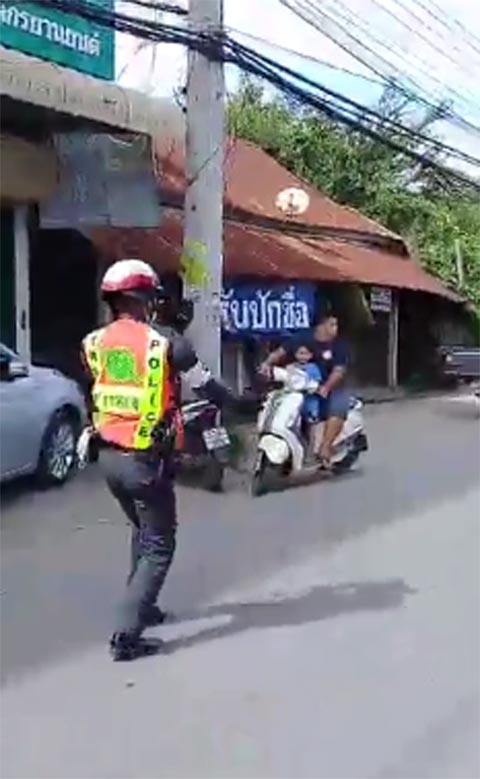 คลิปจราจรโบกรถอย่างมันส์ คลิปจราจรโบกรถอย่างมันส์