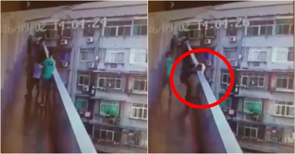 คลิปช็อก นักเรียนหญิงทะเลาะเรื่องผู้ชาย วิ่งเข้าซัดไม่ยั้งก่อนดิ่งอาคารเรียนดับ คลิปช็อก นักเรียนหญิงทะเลาะเรื่องผู้ชาย วิ่งเข้าซัดไม่ยั้งก่อนดิ่งอาคารเรียนดับ