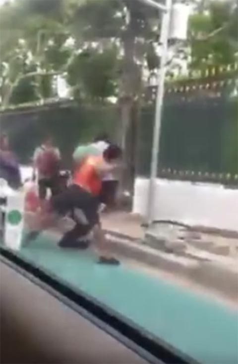 แชร์สนั่น ! อ้างคลิปวินมอเตอร์ไซค์รับจ้างรุมซัดชายหนุ่ม ฉุนไล่รถบนเลนจักรยาน แชร์สนั่น ! อ้างคลิปวินมอเตอร์ไซค์รับจ้างรุมซัดชายหนุ่ม ฉุนไล่รถบนเลนจักรยาน