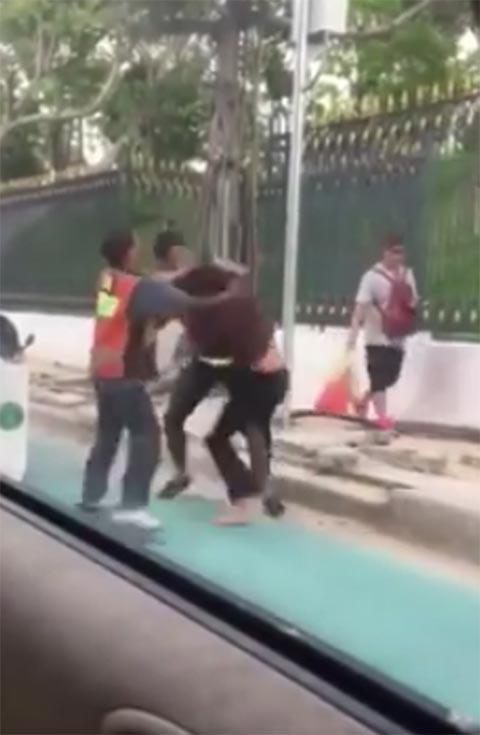 แชร์สนั่น ! อ้างคลิปวินมอเตอร์ไซค์รับจ้างรุมซัดชายหนุ่ม ฉุนไล่รถบนเลนจักรยาน แชร์สนั่น ! อ้างคลิปวินมอเตอร์ไซค์รับจ้างรุมซัดชายหนุ่ม ฉุนไล่รถบนเลนจักรยาน