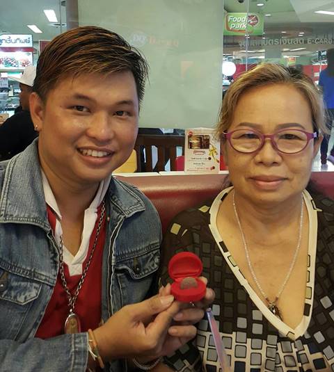 เฮง ! คุณป้าขายเหรียญ 1 บาทหายากแก่ร้านดัง รับทรัพย์เหนาะ ๆ 1 แสน เฮง ! คุณป้าขายเหรียญ 1 บาทหายากแก่ร้านดัง รับทรัพย์เหนาะ ๆ 1 แสน