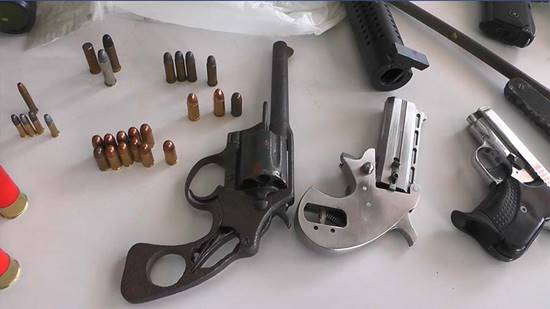 รวบช่างรับจ้างซ่อมปืน เผยรายได้ดี ทำห้องลับเก็บคลังอาวุธเพียบ รวบช่างรับจ้างซ่อมปืน เผยรายได้ดี ทำห้องลับเก็บคลังอาวุธเพียบ