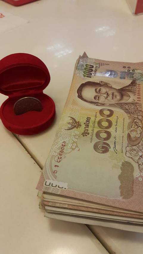 เฮง ! คุณป้าขายเหรียญ 1 บาทหายากแก่ร้านดัง รับทรัพย์เหนาะ ๆ 1 แสน เฮง ! คุณป้าขายเหรียญ 1 บาทหายากแก่ร้านดัง รับทรัพย์เหนาะ ๆ 1 แสน