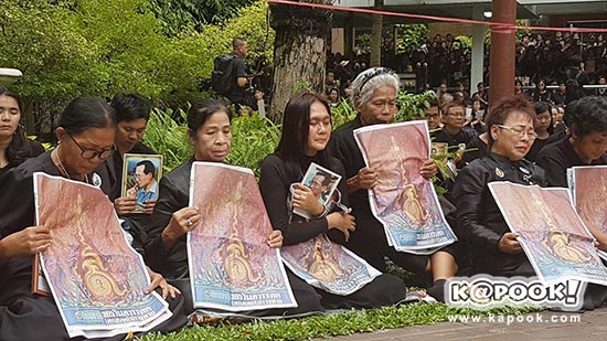 นาทีแห่งความเศร้า พสกนิกรชาวไทย ยืนสงบนิ่ง 89 วินาที นาทีแห่งความเศร้า พสกนิกรชาวไทย ยืนสงบนิ่ง 89 วินาที