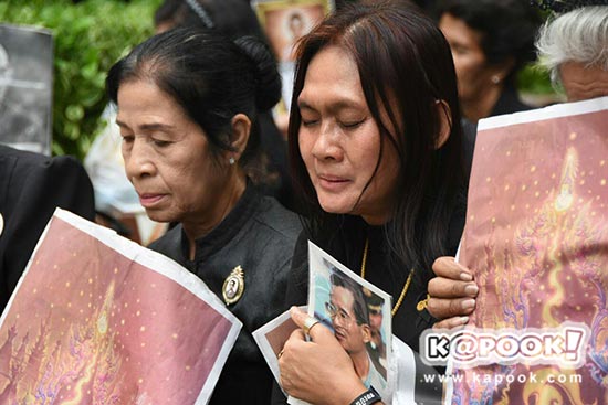 นาทีแห่งความเศร้า พสกนิกรชาวไทย ยืนสงบนิ่ง 89 วินาที แสดงความอาลัยถวาย ร.9 นาทีแห่งความเศร้า พสกนิกรชาวไทย ยืนสงบนิ่ง 89 วินาที แสดงความอาลัยถวาย ร.9