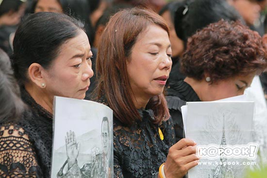 นาทีแห่งความเศร้า พสกนิกรชาวไทย สงบนิ่ง 89 วินาที แสดงความอาลัยถวายในหลวง ร.9 นาทีแห่งความเศร้า พสกนิกรชาวไทย สงบนิ่ง 89 วินาที แสดงความอาลัยถวายในหลวง ร.9