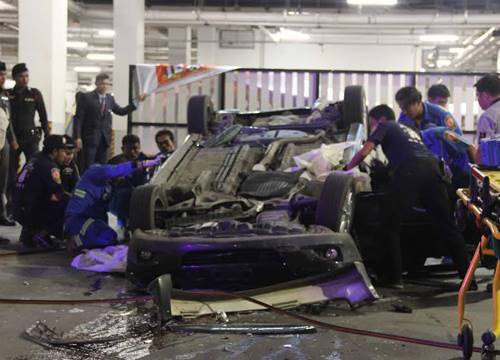 เก๋งพุ่งตกจากลานจอดรถชั้น 3 ห้างดังหาดใหญ่ ดับ 2-คาดเข้าเกียร์ผิด เก๋งพุ่งตกจากลานจอดรถชั้น 3 ห้างดังหาดใหญ่ ดับ 2-คาดเข้าเกียร์ผิด