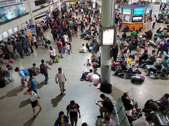 คนแห่กลับบ้านสงกรานต์ทะลักหมดชิต ตกค้างนับหมื่น-เร่งจัดรถเสริมแล้ว คนแห่กลับบ้านสงกรานต์ทะลักหมดชิต ตกค้างนับหมื่น-เร่งจัดรถเสริมแล้ว