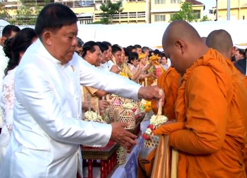 ผู้ว่า กทม. นำตักบาตรวันสงกรานต์-รดน้ำขอพรผู้สูงอายุ ผู้ว่า กทม. นำตักบาตรวันสงกรานต์-รดน้ำขอพรผู้สูงอายุ