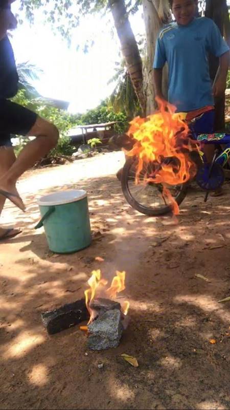 3 หนุ่มน้อยเล่นมังกรพ่นไฟ 3 หนุ่มน้อยเล่นมังกรพ่นไฟ