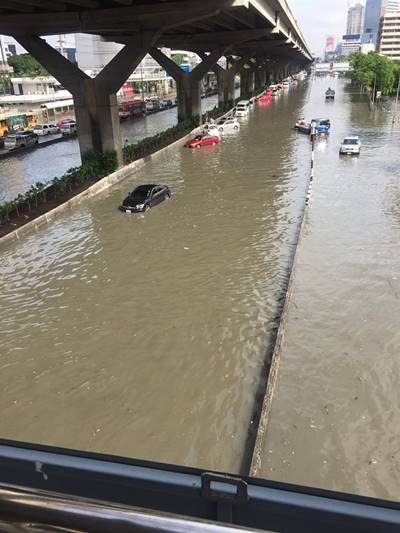 ชื่นชมแท็กซี่ มีน้ำใจขับส่งผู้โดยสาร แม้น้ำท่วมหนัก จนทะลักเข้าตัวรถ ชื่นชมแท็กซี่ มีน้ำใจขับส่งผู้โดยสาร แม้น้ำท่วมหนัก จนทะลักเข้าตัวรถ