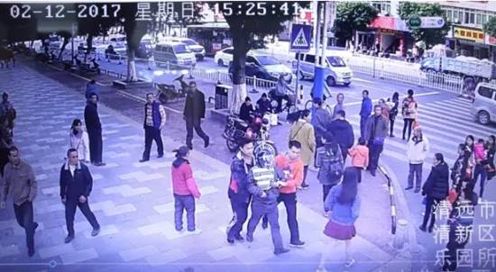 เดินเล่นในห้างอยู่ดี ๆ เจอลูกชายที่หายไป เดินเล่นในห้างอยู่ดี ๆ เจอลูกชายที่หายไป