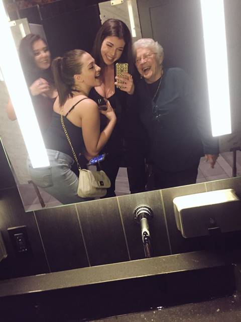 น่ารักอ่ะ แก๊งสาว ๆ ชวนคุณยายแชะร่วมเฟรม น่ารักอ่ะ แก๊งสาว ๆ ชวนคุณยายแชะร่วมเฟรม