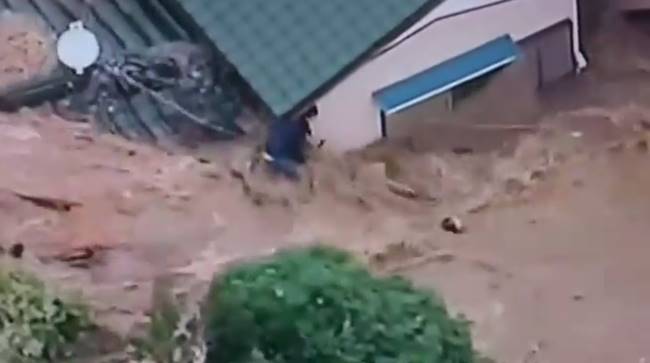 2 ชาวญี่ปุ่นหนีน้ำท่วมขึ้นหลังคา 2 ชาวญี่ปุ่นหนีน้ำท่วมขึ้นหลังคา