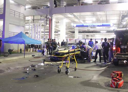 เก๋งพุ่งตกจากลานจอดรถชั้น 3 ห้างดังหาดใหญ่ ดับ 2-คาดเข้าเกียร์ผิด เก๋งพุ่งตกจากลานจอดรถชั้น 3 ห้างดังหาดใหญ่ ดับ 2-คาดเข้าเกียร์ผิด