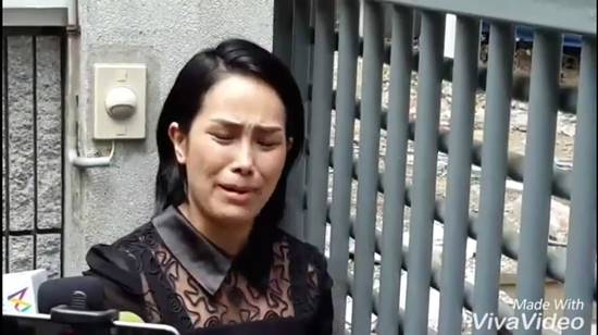 ปอแก้ว บุกถึงหน้าบ้านไฮโซหนุ่ม ยังไร้คนเจรจา ร่ำไห้ยันไม่อยากได้เงิน แค่ขอลูกคืน ปอแก้ว บุกถึงหน้าบ้านไฮโซหนุ่ม ยังไร้คนเจรจา ร่ำไห้ยันไม่อยากได้เงิน แค่ขอลูกคืน