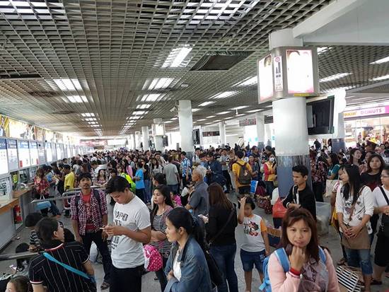 คนแห่กลับบ้านสงกรานต์ทะลักหมดชิต ตกค้างนับหมื่น-เร่งจัดรถเสริมแล้ว คนแห่กลับบ้านสงกรานต์ทะลักหมดชิต ตกค้างนับหมื่น-เร่งจัดรถเสริมแล้ว