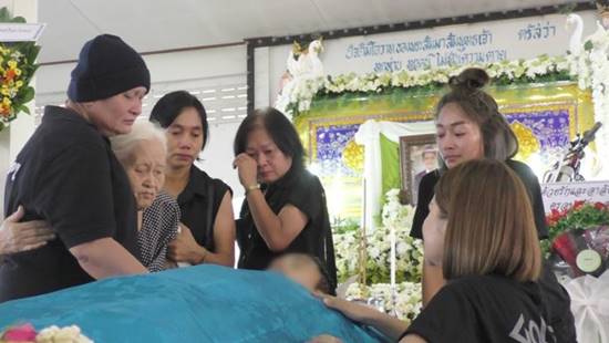 พิธีรดน้ำศพ ปอ ธนพล ที่ชัยนาท พ่อแม่ยังทำใจไม่ได้ พิธีรดน้ำศพ ปอ ธนพล ที่ชัยนาท พ่อแม่ยังทำใจไม่ได้