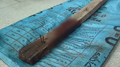 ใช้ไม้ติดตะปูฟาดหัวแม่ดับ ใช้ไม้ติดตะปูฟาดหัวแม่ดับ