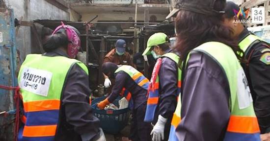 ลุงเลี้ยงนกพิราบ เปิบแมลงสาบโชว์นักข่าว ลุงเลี้ยงนกพิราบ เปิบแมลงสาบโชว์นักข่าว