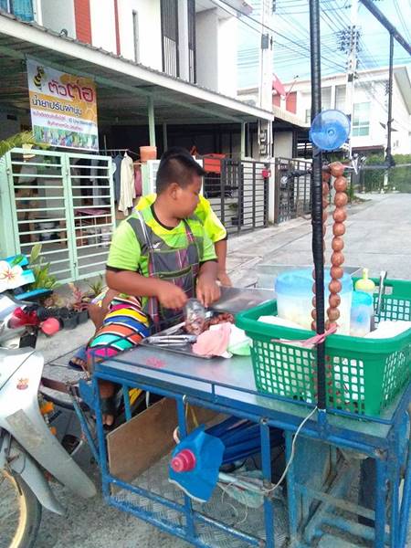 เด็ก ม.1 ขี่ซาเล้งขายไส้กรอกอีสานหลังเลิกเรียน เด็ก ม.1 ขี่ซาเล้งขายไส้กรอกอีสานหลังเลิกเรียน