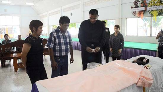 พิธีรดน้ำศพน้องพลอย แม่ฟุบร่ำไห้ พิธีรดน้ำศพน้องพลอย แม่ฟุบร่ำไห้