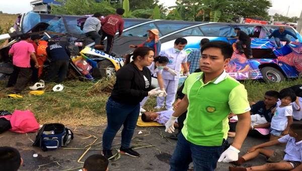 รถบัสชนกระบะ รถบัสชนกระบะ