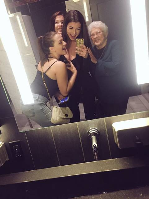 น่ารักอ่ะ แก๊งสาว ๆ ชวนคุณยายแชะร่วมเฟรม น่ารักอ่ะ แก๊งสาว ๆ ชวนคุณยายแชะร่วมเฟรม