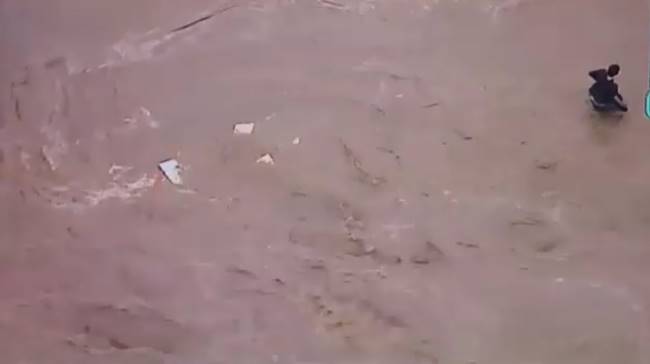 2 ชาวญี่ปุ่นหนีน้ำท่วมขึ้นหลังคา 2 ชาวญี่ปุ่นหนีน้ำท่วมขึ้นหลังคา