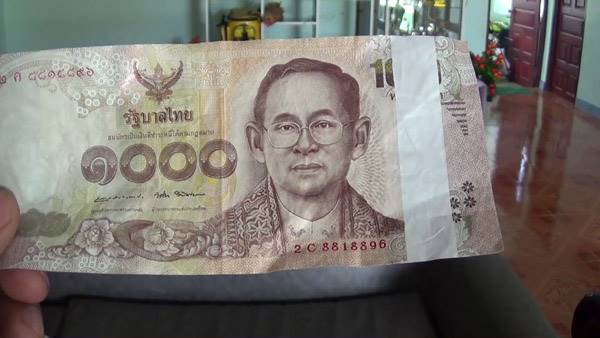 ฮือฮา ! พบแบงก์พันไม่มีแถบสีเงิน ยันเป็นธนบัตรจริง นักสะสมแห่ซื้อให้ราคาสูงลิบ ฮือฮา ! พบแบงก์พันไม่มีแถบสีเงิน ยันเป็นธนบัตรจริง นักสะสมแห่ซื้อให้ราคาสูงลิบ