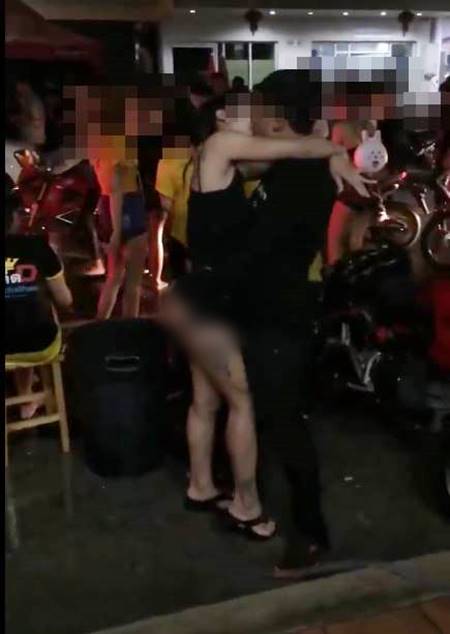 หนุ่มสาวจัดสงกรานต์สยิว ล้วงลับ - คลอเคลียเมามันส์ จูบกันดูดดื่มกลางถนนไม่แคร์สื่อ (มีคลิป) หนุ่มสาวจัดสงกรานต์สยิว ล้วงลับ - คลอเคลียเมามันส์ จูบกันดูดดื่มกลางถนนไม่แคร์สื่อ (มีคลิป)