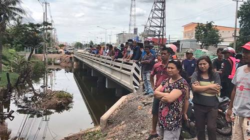 ใช้ไม้ติดตะปูฟาดหัวแม่ดับ ใช้ไม้ติดตะปูฟาดหัวแม่ดับ