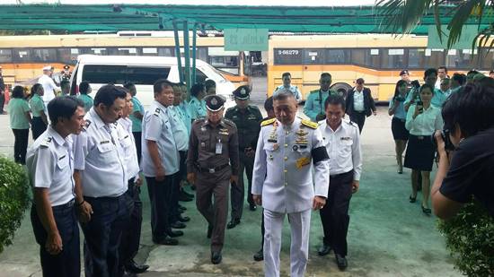 ในหลวง ร.10 มอบกระเช้าชื่นชมพนักงาน ขสมก. ในหลวง ร.10 มอบกระเช้าชื่นชมพนักงาน ขสมก.