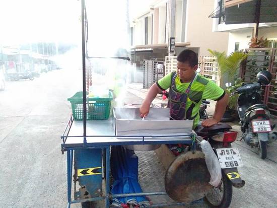 เด็ก ม.1 ขี่ซาเล้งขายไส้กรอกอีสานหลังเลิกเรียน เด็ก ม.1 ขี่ซาเล้งขายไส้กรอกอีสานหลังเลิกเรียน