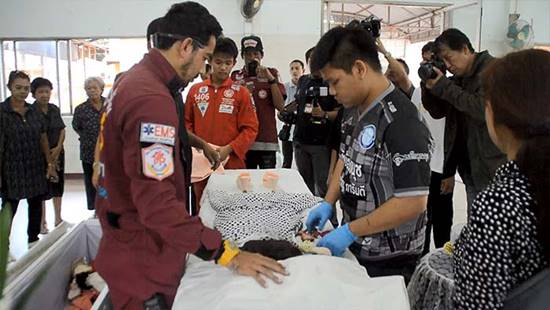 พิธีรดน้ำศพน้องพลอย แม่ฟุบร่ำไห้ พิธีรดน้ำศพน้องพลอย แม่ฟุบร่ำไห้