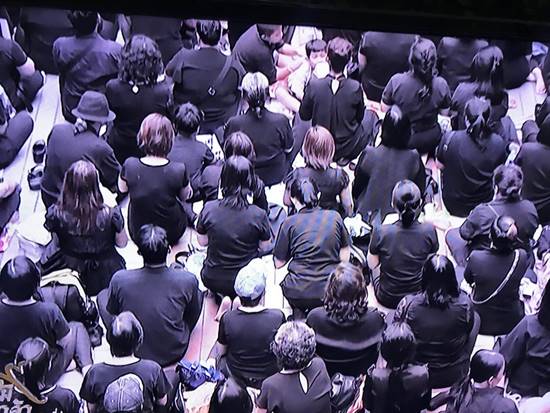 นาทีแห่งความเศร้า พสกนิกรชาวไทย ยืนสงบนิ่ง 89 วินาที นาทีแห่งความเศร้า พสกนิกรชาวไทย ยืนสงบนิ่ง 89 วินาที