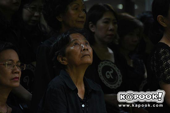 นาทีแห่งความเศร้า พสกนิกรชาวไทย ยืนสงบนิ่ง 89 วินาที แสดงความอาลัยถวาย ร.9 นาทีแห่งความเศร้า พสกนิกรชาวไทย ยืนสงบนิ่ง 89 วินาที แสดงความอาลัยถวาย ร.9