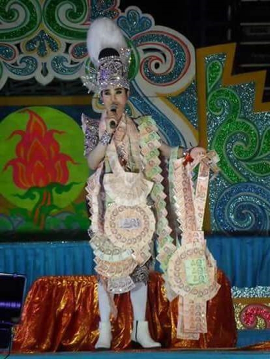 แม่ยกคล้องพวงมาลัยยักษ์ บอย ศิริชัย หมอลำชื่อดัง แม่ยกคล้องพวงมาลัยยักษ์ บอย ศิริชัย หมอลำชื่อดัง