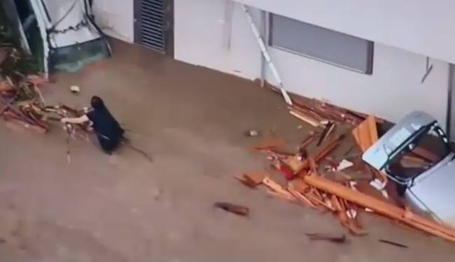 2 ชาวญี่ปุ่นหนีน้ำท่วมขึ้นหลังคา 2 ชาวญี่ปุ่นหนีน้ำท่วมขึ้นหลังคา