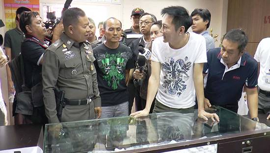 รวบแก๊งหมูบิน ตระเวนยกเค้าบ้านคนรวย รวบแก๊งหมูบิน ตระเวนยกเค้าบ้านคนรวย