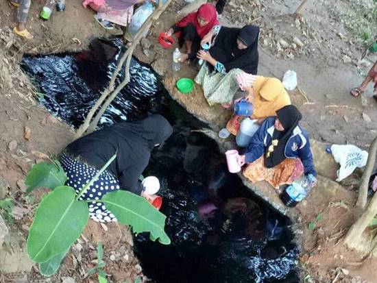 สาธารณสุข ชี้ บ่อน้ำดำที่นราธิวาส พบสารรักษาโรคผิวหนังได้ สาธารณสุข ชี้ บ่อน้ำดำที่นราธิวาส พบสารรักษาโรคผิวหนังได้