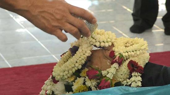 พิธีรดน้ำศพ ปอ ธนพล ที่ชัยนาท พ่อแม่ยังทำใจไม่ได้ พิธีรดน้ำศพ ปอ ธนพล ที่ชัยนาท พ่อแม่ยังทำใจไม่ได้