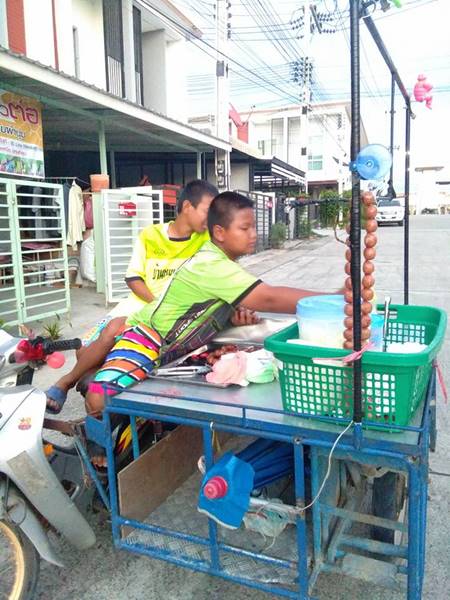 เด็ก ม.1 ขี่ซาเล้งขายไส้กรอกอีสานหลังเลิกเรียน เด็ก ม.1 ขี่ซาเล้งขายไส้กรอกอีสานหลังเลิกเรียน