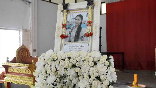 พิธีรดน้ำศพน้องพลอย แม่ฟุบร่ำไห้ พิธีรดน้ำศพน้องพลอย แม่ฟุบร่ำไห้