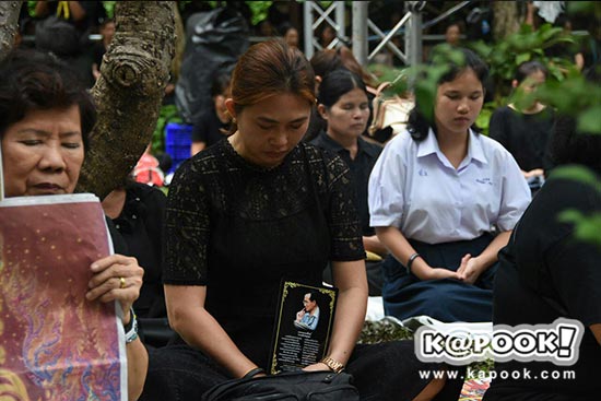 นาทีแห่งความเศร้า พสกนิกรชาวไทย ยืนสงบนิ่ง 89 วินาที แสดงความอาลัยถวาย ร.9 นาทีแห่งความเศร้า พสกนิกรชาวไทย ยืนสงบนิ่ง 89 วินาที แสดงความอาลัยถวาย ร.9