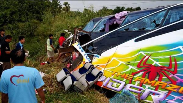 รถบัสชนกระบะ รถบัสชนกระบะ