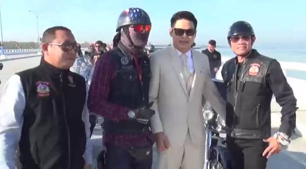 เจ้าบ่าวพร้อมเพื่อน ๆ ขี่รถฮาร์ลีย์ รอบเมืองชลบุรี เจ้าบ่าวพร้อมเพื่อน ๆ ขี่รถฮาร์ลีย์ รอบเมืองชลบุรี