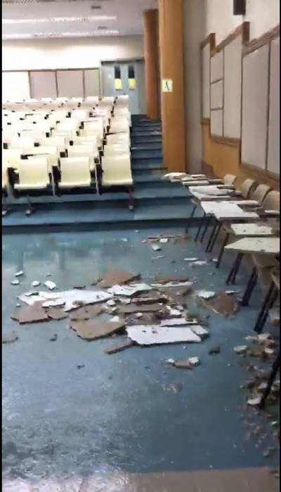 นักศึกษา ม. ดัง ระทึก ฝนตกหนักทำฝ้าร่วง...ไม่อยากจะคิดถ้ามีคนนั่งอยู่ นักศึกษา ม. ดัง ระทึก ฝนตกหนักทำฝ้าร่วง...ไม่อยากจะคิดถ้ามีคนนั่งอยู่