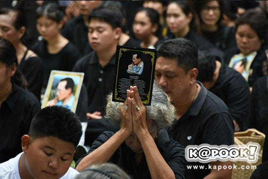 นาทีแห่งความเศร้า พสกนิกรชาวไทย ยืนสงบนิ่ง 89 วินาที แสดงความอาลัยถวาย ร.9 นาทีแห่งความเศร้า พสกนิกรชาวไทย ยืนสงบนิ่ง 89 วินาที แสดงความอาลัยถวาย ร.9